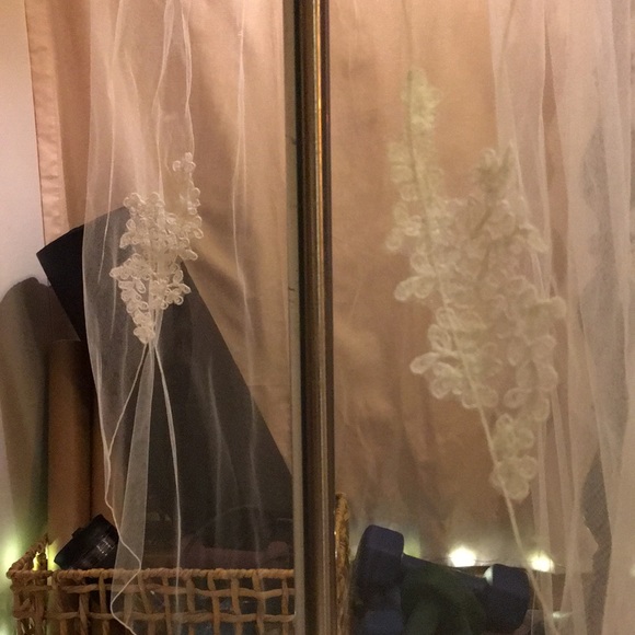 Wedding Veil with Embroidered Details - Picture 7 of 9